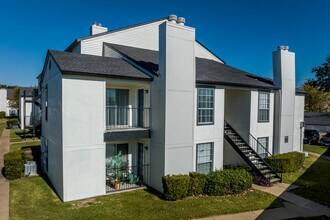 Oaks at Duck Creek in Garland, TX - Building Photo - Building Photo