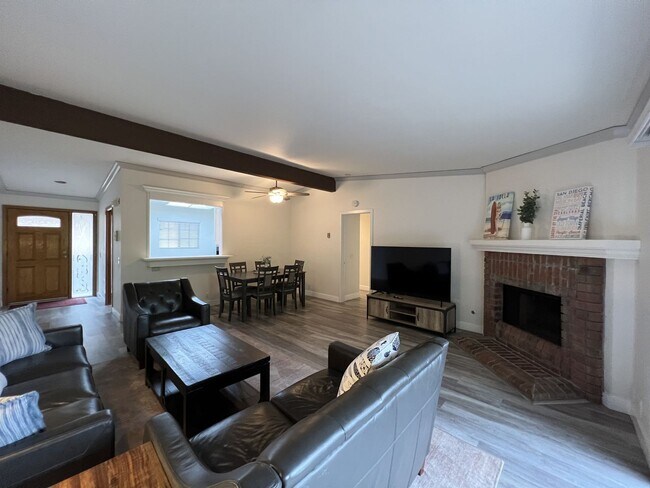 8860 Villa La Jolla Dr in La Jolla, CA - Building Photo - Building Photo