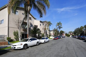 1959 Chestnut Ave in Long Beach, CA - Building Photo - Building Photo