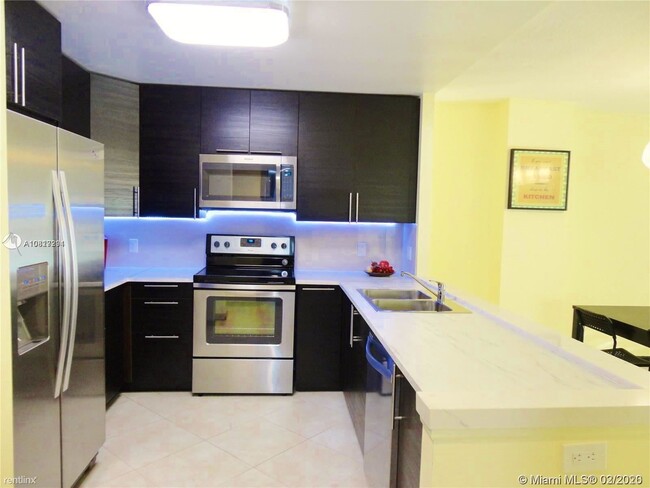 427 Golden Isles Dr-Unit -Apt 16D in Hallandale Beach, FL - Building Photo - Building Photo