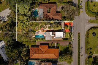 11612 NE 6th Ave in Biscayne Park, FL - Foto de edificio - Building Photo