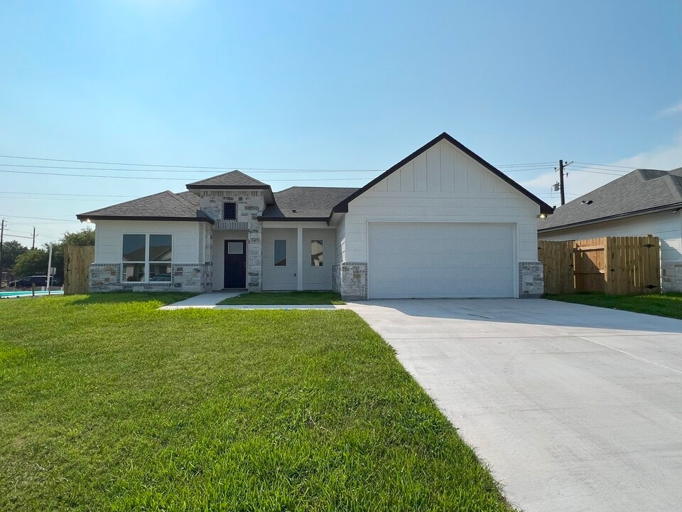 3413 Travis Ct in Corpus Christi, TX - Building Photo