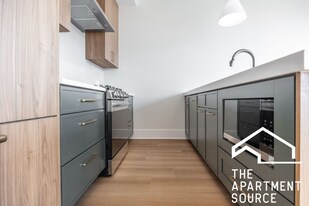 1620 W Grand Ave in Chicago, IL - Building Photo