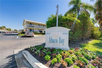 4629 Bayshore Dr in Naples, FL - Building Photo - Building Photo