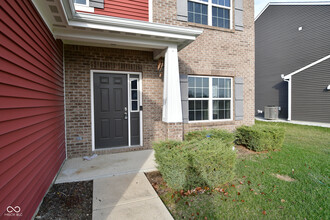 902 Briarstone Dr in Greenwood, IN - Building Photo - Building Photo