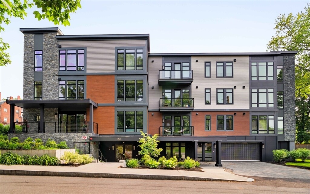 20 Kinmonth Rd in Newton, MA - Building Photo