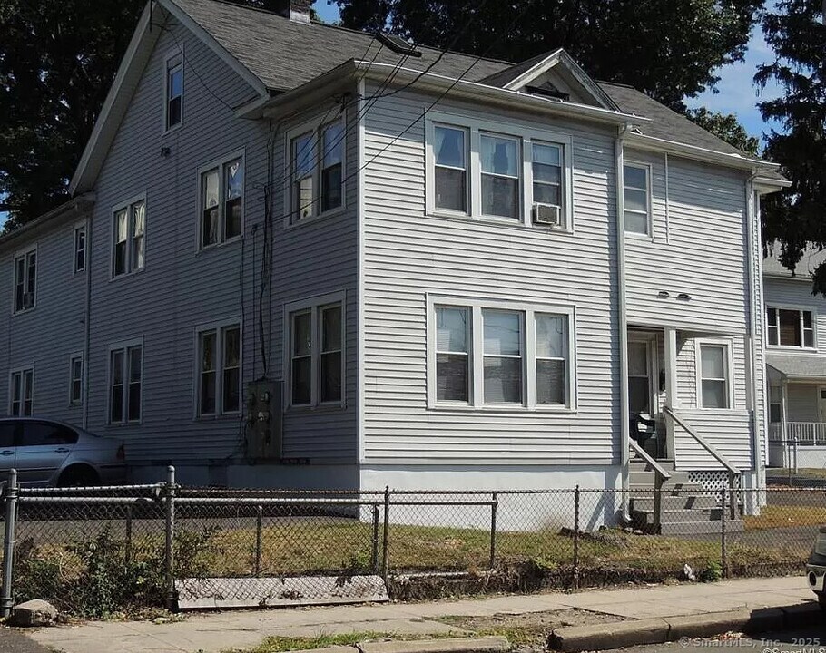 1880 Seaview Ave in Bridgeport, CT - Building Photo