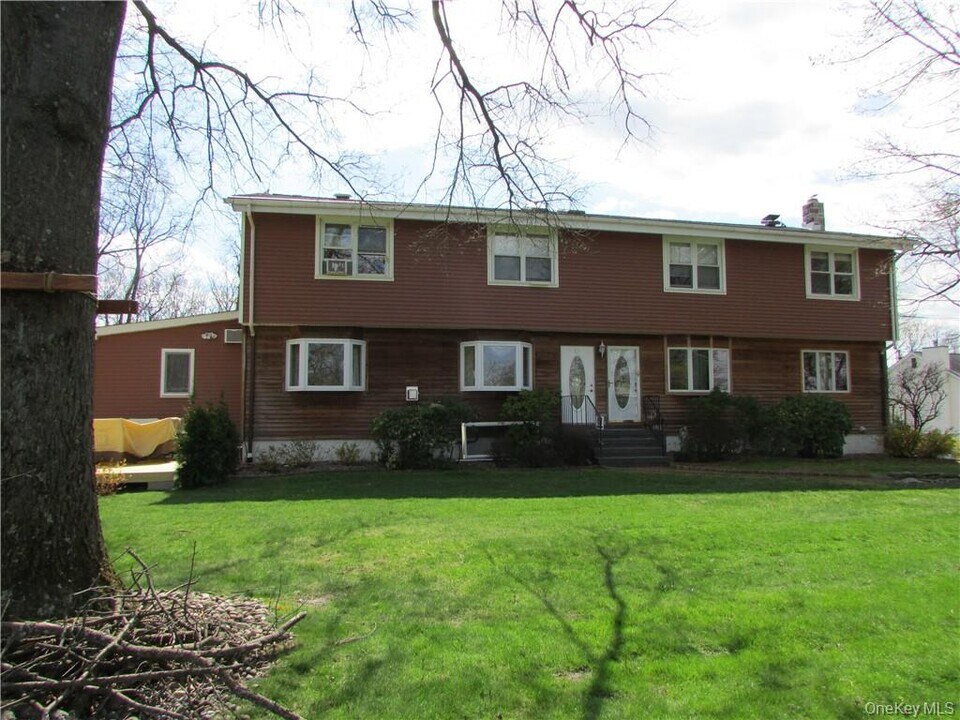 10 Tomily Rd in Cornwall, NY - Building Photo