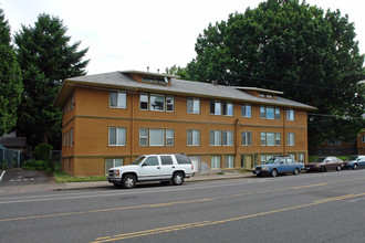 Park Lawn Apartments in Portland, OR - Building Photo - Building Photo