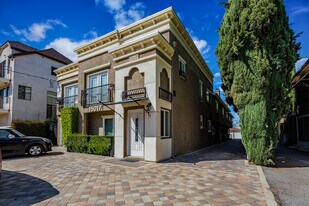 15017 Dickens St in Sherman Oaks, CA - Building Photo