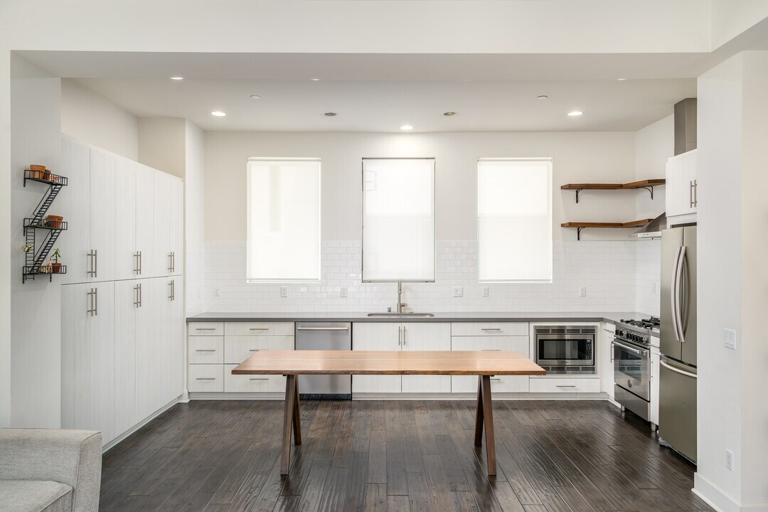 2206 Tom Mix Rd in Los Angeles, CA - Building Photo