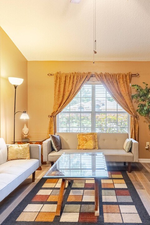 4501 Treasure Cay Rd in Tavares, FL - Building Photo