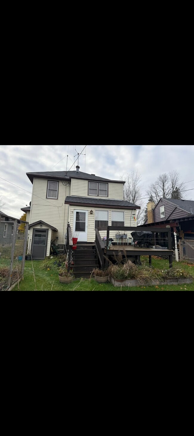 28 N 7th Ave in Iron River, MI - Foto de edificio - Building Photo