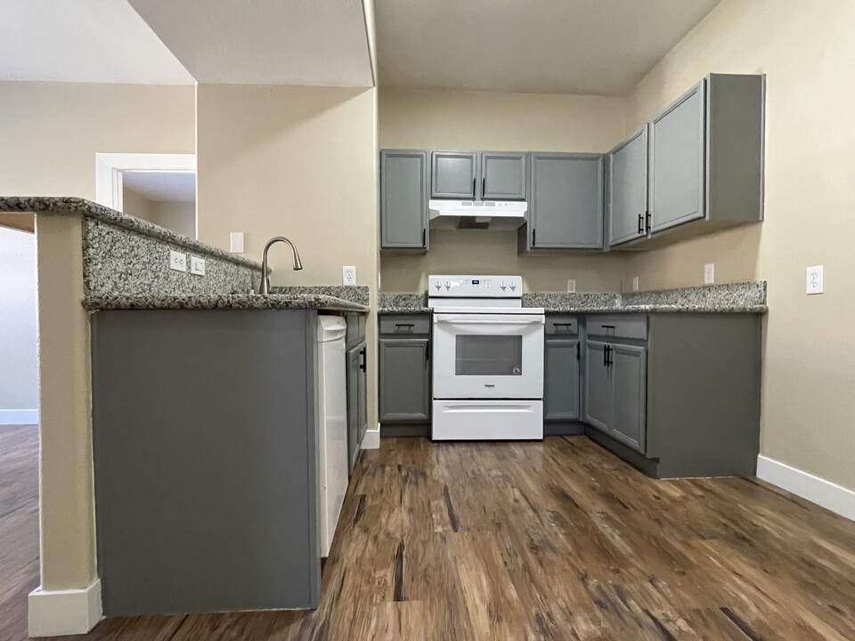 2101 Hussium Hills St, Unit 104 in Las Vegas, NV - Building Photo