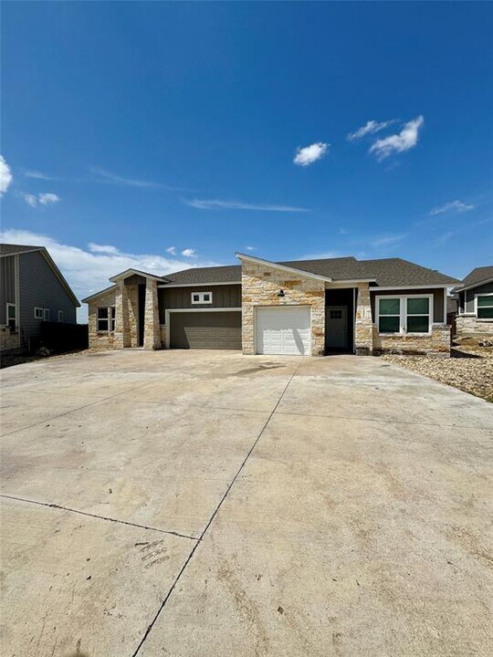 105 Everett Ct in Jarrell, TX - Building Photo