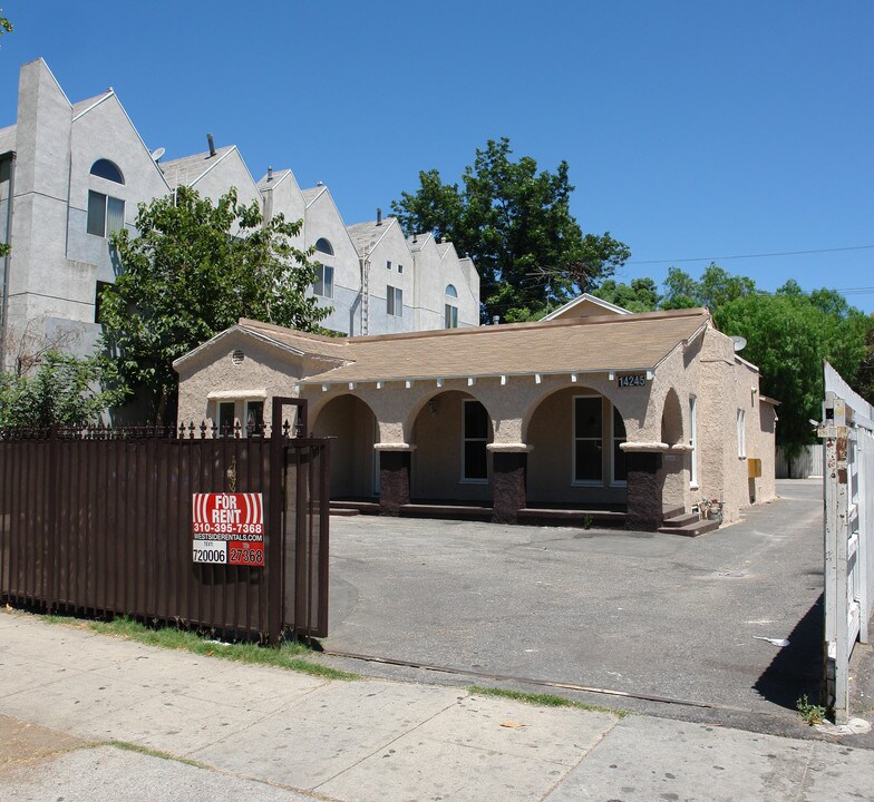 14245 Friar St in Van Nuys, CA - Building Photo