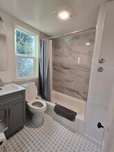 1049 56th St, Unit Upper in Oakland, CA - Building Photo - Building Photo