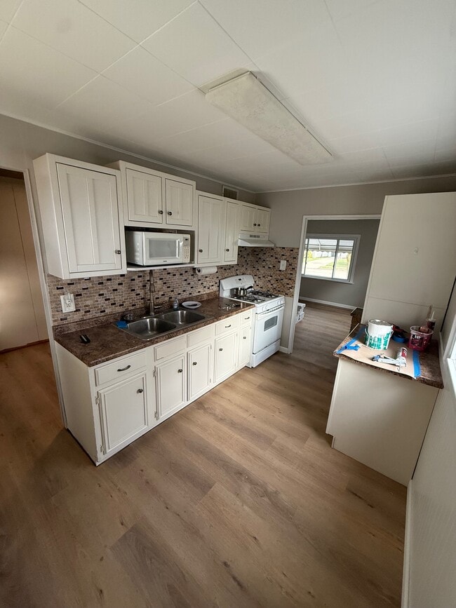 property at 946 W 35th St