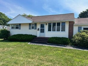 27 1/2 Greenway Dr in Syosset, NY - Building Photo - Building Photo