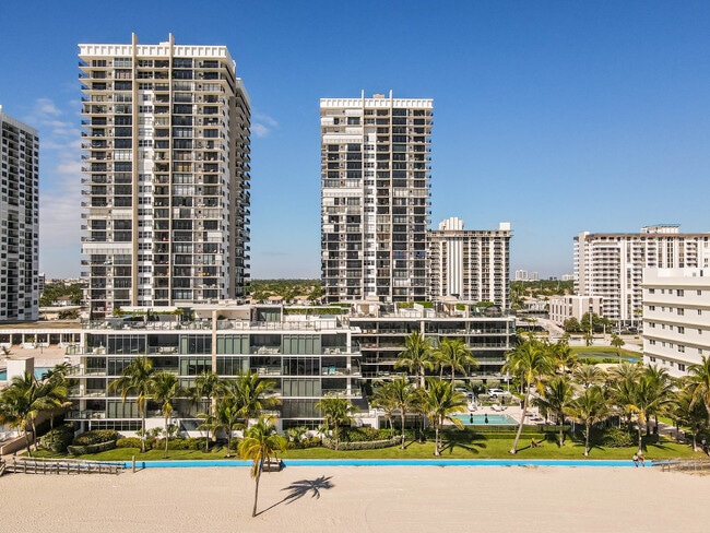 Sage Beach in Hollywood, FL - Foto de edificio - Building Photo