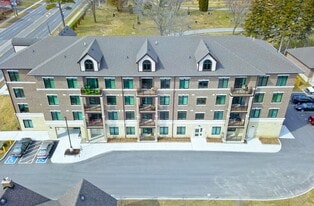 710 King St W in Oshawa, ON - Building Photo