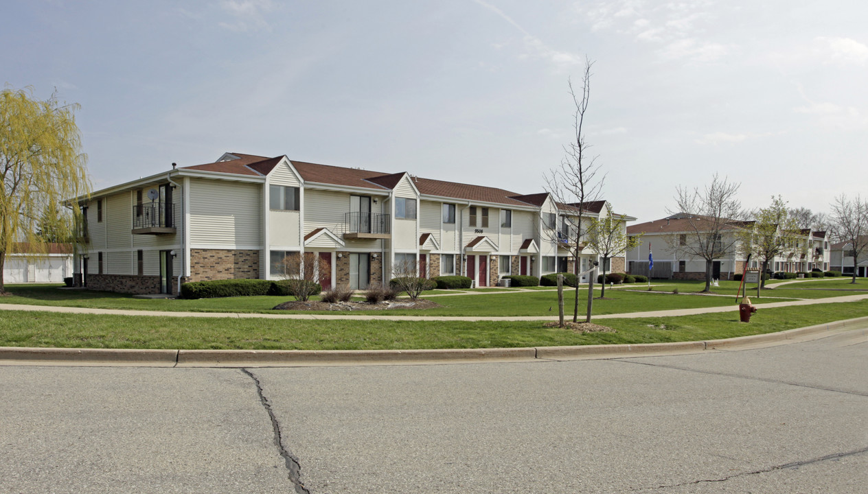 Ryan Green Apartments in Franklin, WI - Foto de edificio