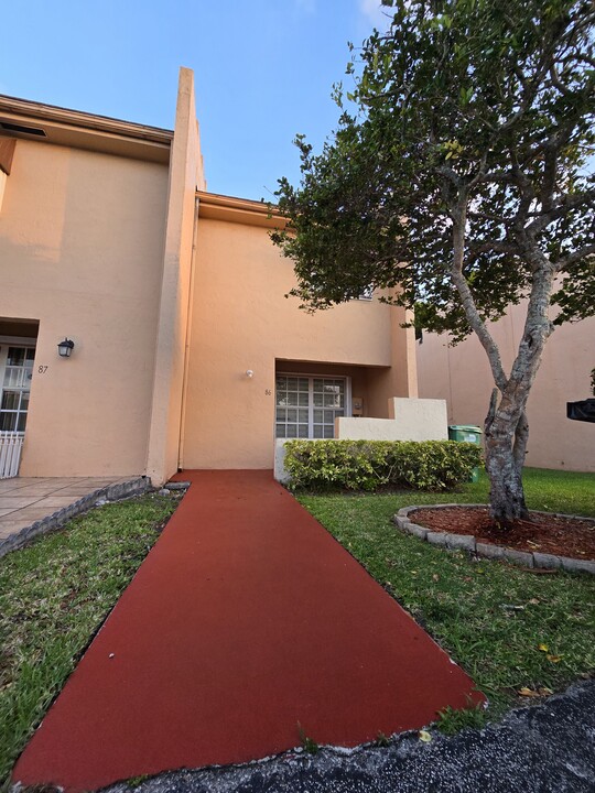 10360 SW 154th Cir Ct in Miami, FL - Building Photo