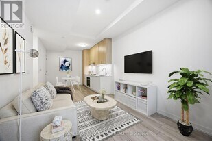 5 Red Squirrel Ln. in Richmond Hill, ON - Building Photo