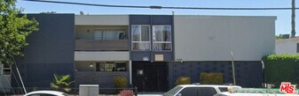 6744 Woodley Ave in Los Angeles, CA - Building Photo