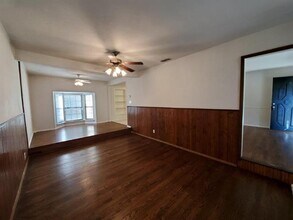 124 Cedar St in Hurst, TX - Foto de edificio - Building Photo