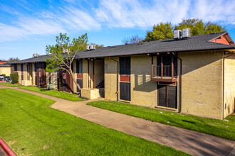 Maderas Apartments in Dallas, TX - Building Photo - Building Photo