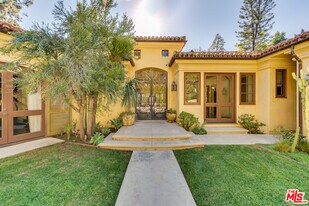 9530 Hidden Valley Rd in Beverly Hills, CA - Building Photo