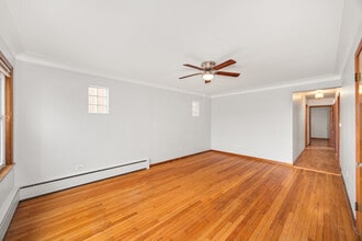 5748 W Montrose Ave in Chicago, IL - Building Photo - Building Photo