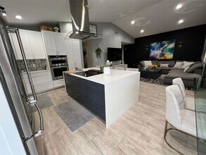 5096 NW 113th Pl in Doral, FL - Building Photo - Building Photo
