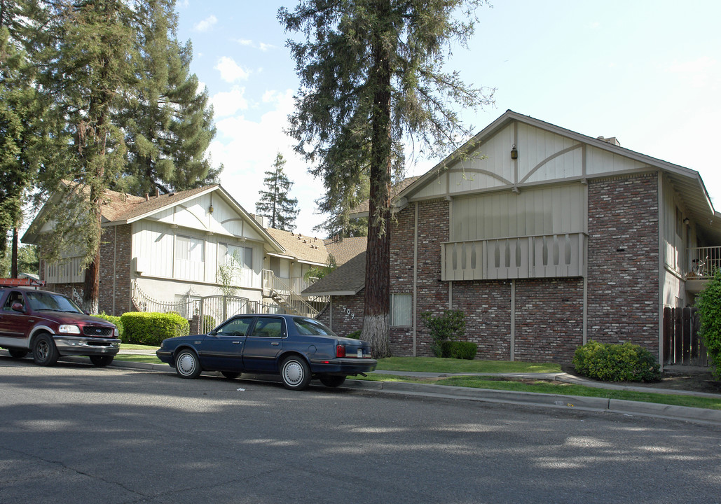 The Robinwood Apartments in Fresno, CA - Building Photo