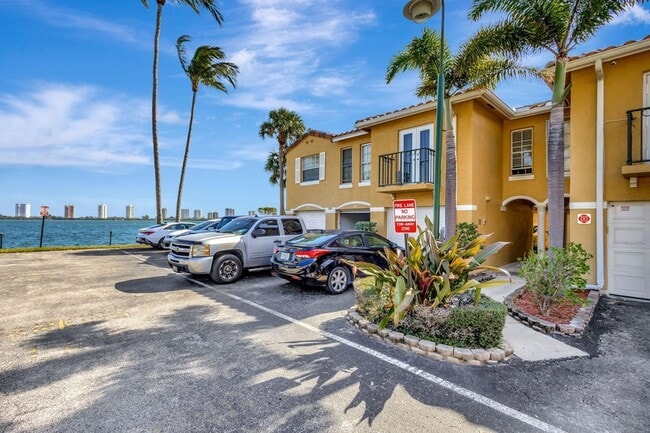 1060 Lake Shore Dr in West Palm Beach, FL - Foto de edificio - Building Photo