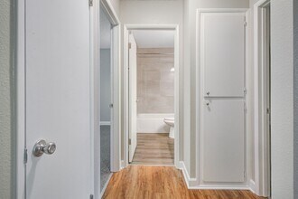 Oak Grove Terraces in Milwaukie, OR - Building Photo - Interior Photo