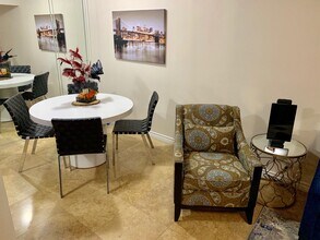 565 S Royal Crest Cir, Unit 6 in Las Vegas, NV - Building Photo - Building Photo