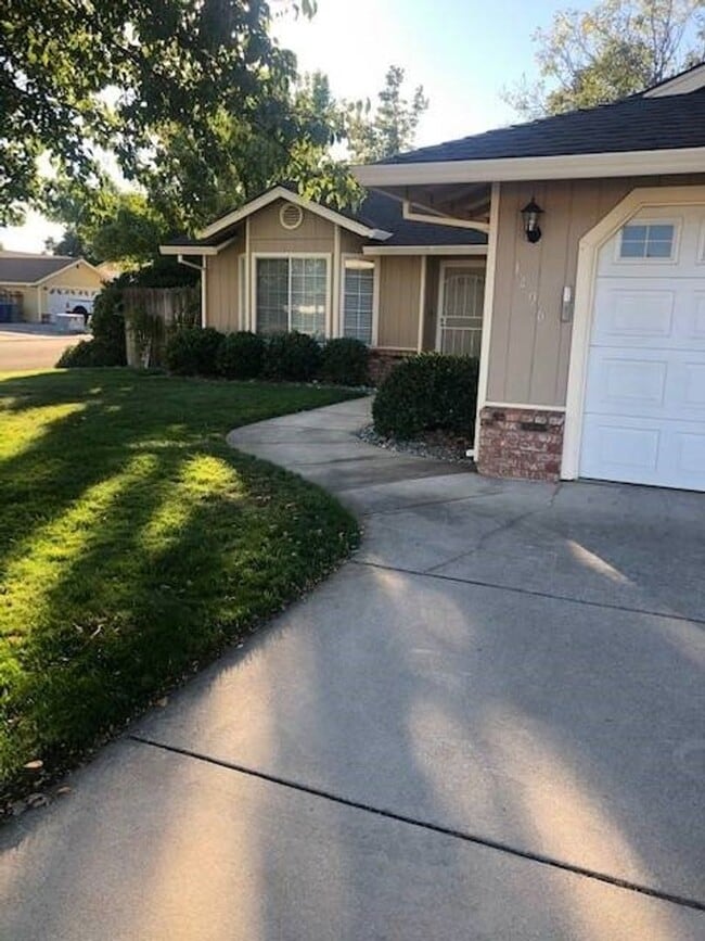 1496 Fayette Ln in Redding, CA - Building Photo - Building Photo