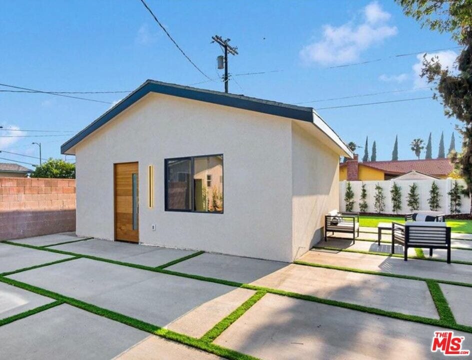 10507 Dempsey Ave in Los Angeles, CA - Building Photo