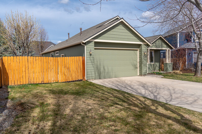 1445 NW Teak Ct in Redmond, OR - Building Photo - Building Photo