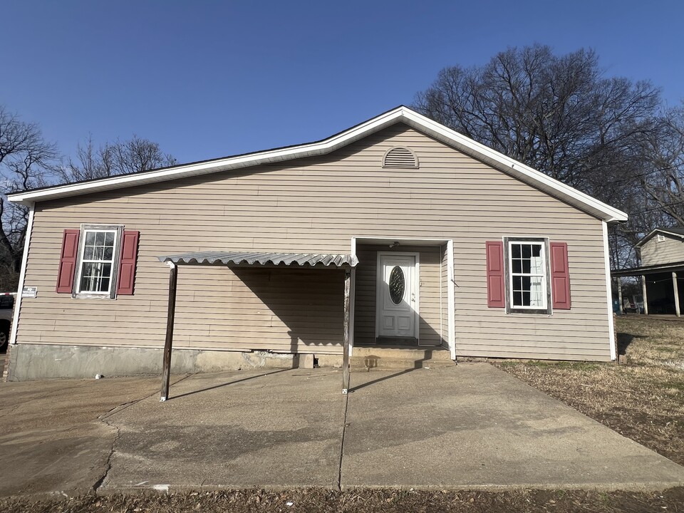 932 Hatchie Ave in Covington, TN - Building Photo