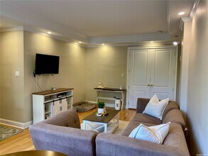 111 7th St, Unit 211 in Garden City, NY - Building Photo - Building Photo