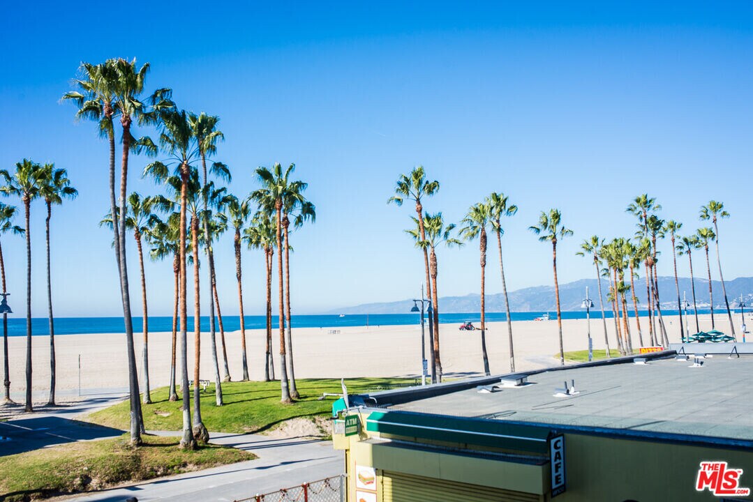 8 Brooks Ave in Los Angeles, CA - Building Photo