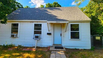 2604 N Locust St in Denton, TX - Building Photo