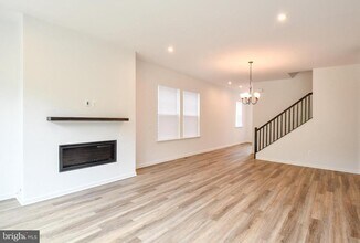 18200 Moss Gdn Rd in Dumfries, VA - Building Photo - Building Photo