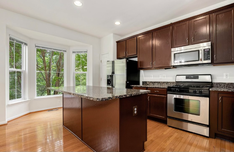 4951 Chaste Tree Pl in Woodbridge, VA - Foto de edificio