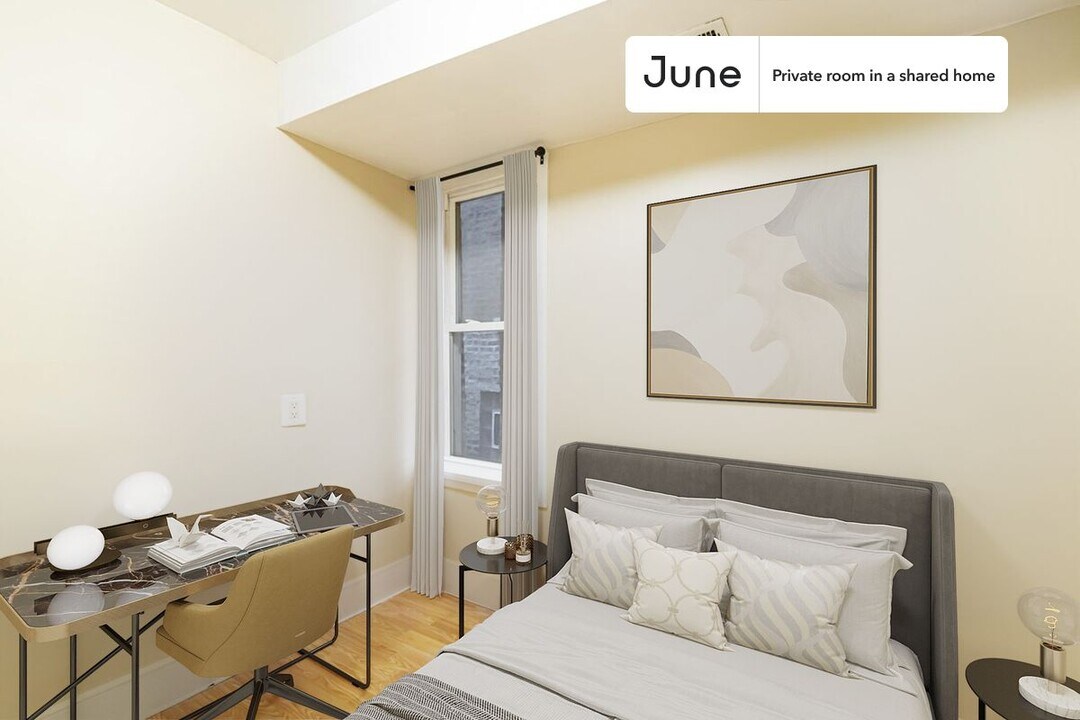 Private bedroom in 3 bed/1 bath Home in Chicago, IL - Building Photo
