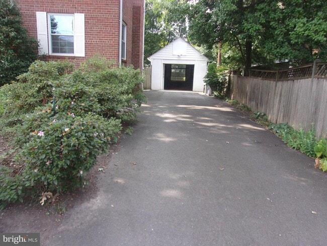 1114 S Oakcrest Rd in Arlington, VA - Foto de edificio - Building Photo