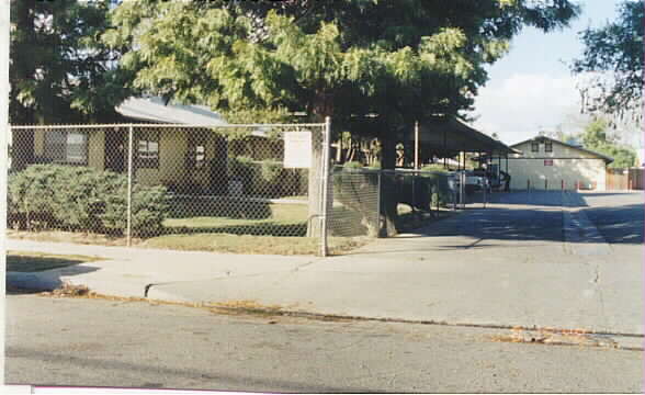 Dennett Gardens Apartments in Fresno, CA - Foto de edificio - Building Photo